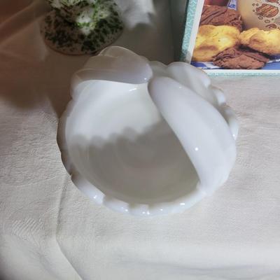 2 candy dishes and unused cookie jar