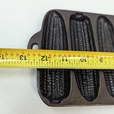 Wagner Ware's Junior Krusty Korn Kobs Cast Iron Cornbread Pan