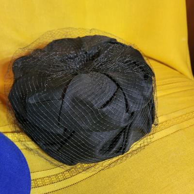 2 women's hats from the 1960s