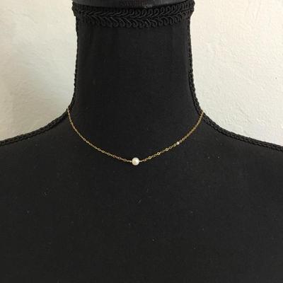 Gold tone dainty necklace