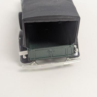 1931 ERTL Hawkeye Crate Bank 1/25 Scale NC Apple Festival 2001 & Coca-Cola Die-cast 1936 Ford Pick-up