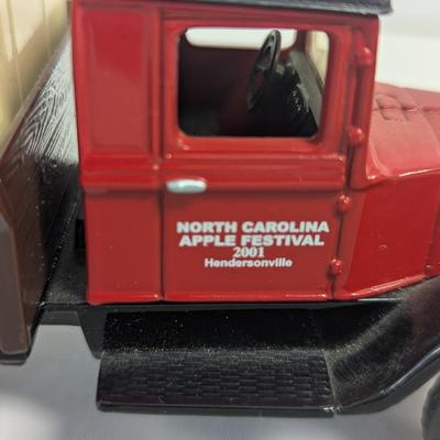 1931 ERTL Hawkeye Crate Bank 1/25 Scale NC Apple Festival 2001 & Coca-Cola Die-cast 1936 Ford Pick-up