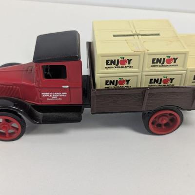 1931 ERTL Hawkeye Crate Bank 1/25 Scale NC Apple Festival 2001 & Coca-Cola Die-cast 1936 Ford Pick-up