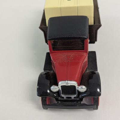 1931 ERTL Hawkeye Crate Bank 1/25 Scale NC Apple Festival 2001 & Coca-Cola Die-cast 1936 Ford Pick-up