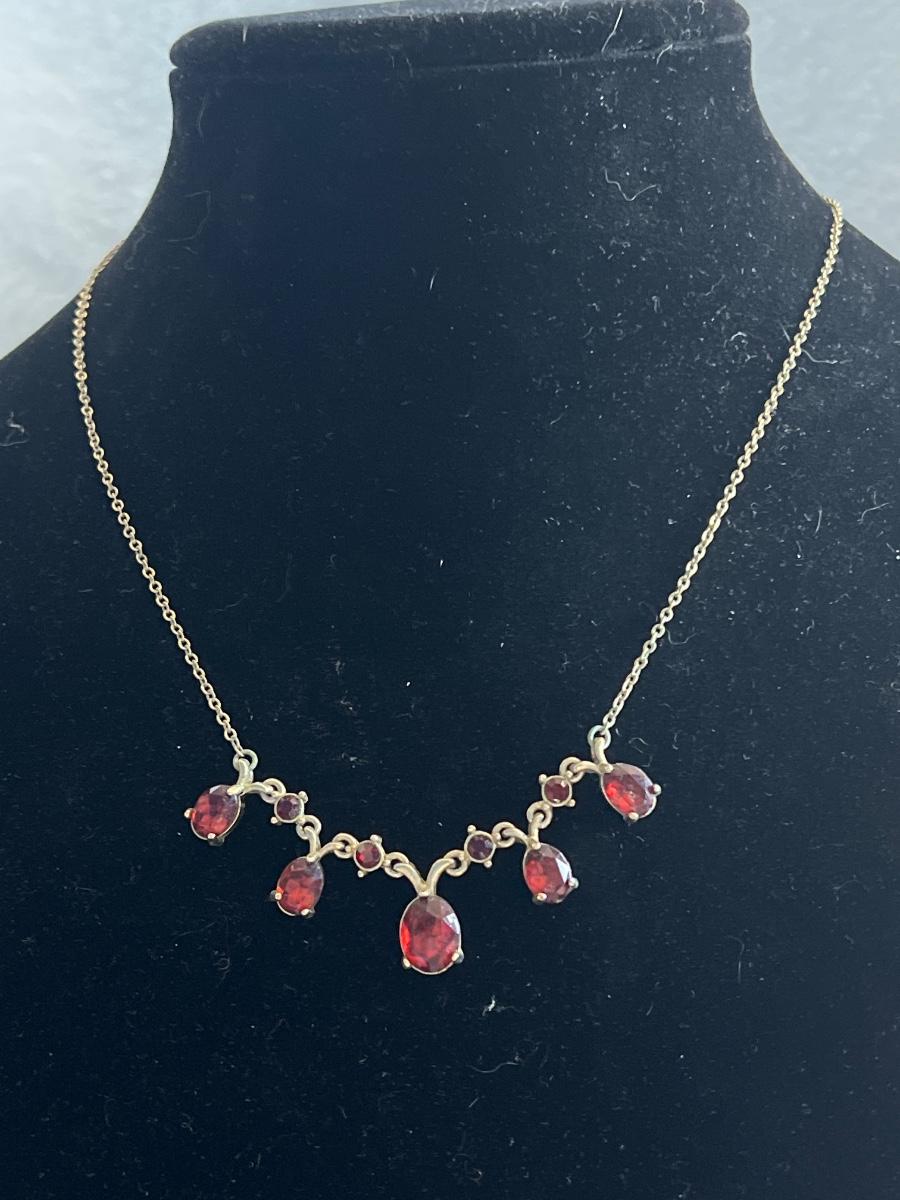 Jeweled Ruby Gold toned ruby jeweled necklace | EstateSales.org