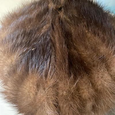 As 2 vintage ladies hats