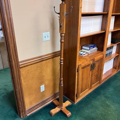 Entryway Cap or Coat Rack