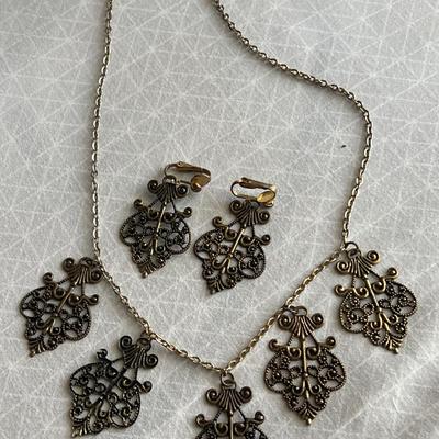 Copper/gold toned pendant necklace with earrings
