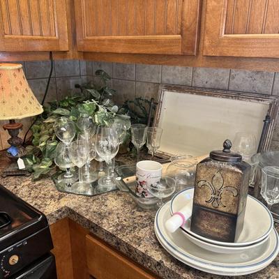 Lot 22: Kitchen Left Selection