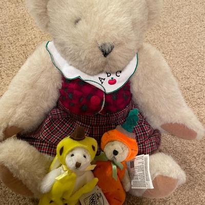 2 Wee Bear Village with Vermont poseable bear