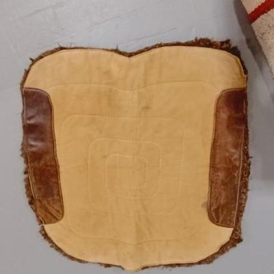 SADDLE BLANKET, WOOL SADDLE PAD AND A CINCH