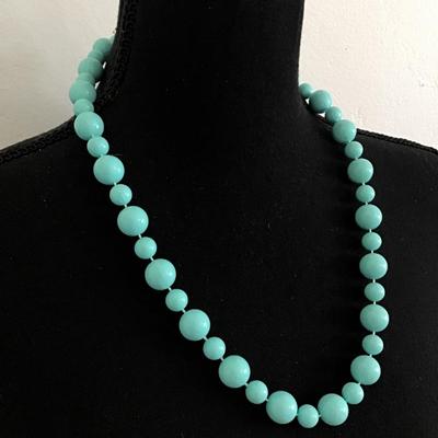 Pretty vintage, turquoise beaded necklace