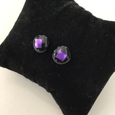 Glass stud earrings