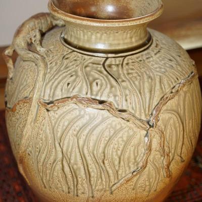 UNIQUE ONE OF A KIND DOOR STUDIO POTTERY LARGE VASE/LIZARD FIGURE APPLIED BY SCOTT DRAVES