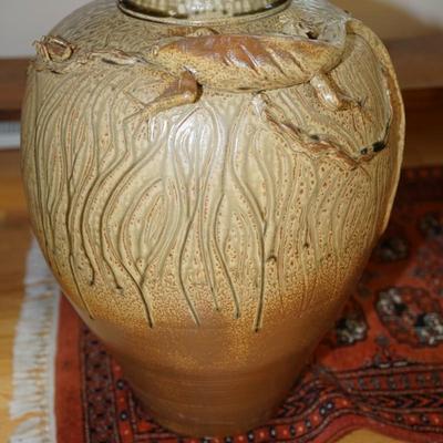 UNIQUE ONE OF A KIND DOOR STUDIO POTTERY LARGE VASE/LIZARD FIGURE APPLIED BY SCOTT DRAVES