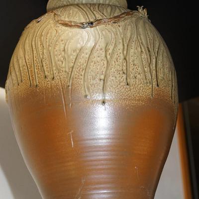 UNIQUE ONE OF A KIND DOOR STUDIO POTTERY LARGE VASE/LIZARD FIGURE APPLIED BY SCOTT DRAVES