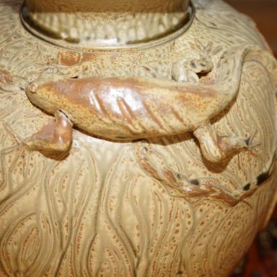 UNIQUE ONE OF A KIND DOOR STUDIO POTTERY LARGE VASE/LIZARD FIGURE APPLIED BY SCOTT DRAVES