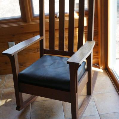 1920's OAK ARTS AND CRAFTS STYLE ROCKER W/ LEATHER SEAT, PEGGED CONSTRUCTION