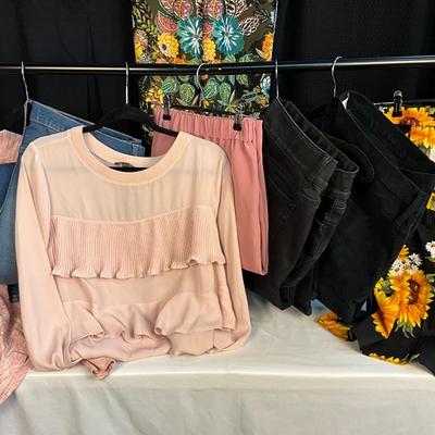 Lot C 409 Fun Floral Michael KORS Clothing Lot