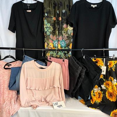 Lot C 409 Fun Floral Michael KORS Clothing Lot