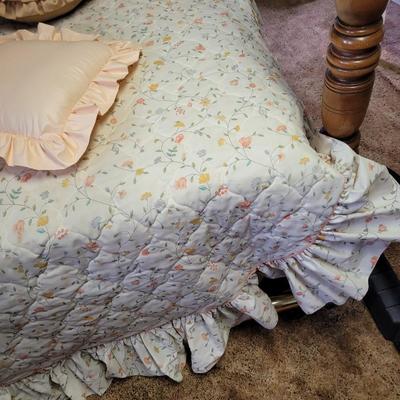 Full sized bedspread amd 4 decorative pillows