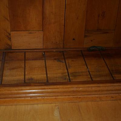 ORIGINAL ANTIQUE DIAMOND DYE CABINET/ORIGINAL LITHO, FINISH AND INTERIOR