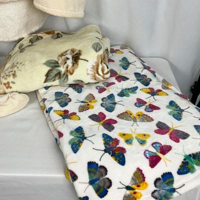 Lot B 420 Cream Comfy & Matching Booties (OS)