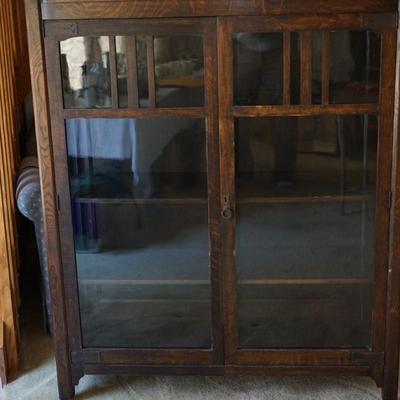 EARLY 1900'S CLASSIC STYLE OF ARTS AND CRAFTS GLASS DOOR CABINET/ QUARTER SAWN OAK/ OAK