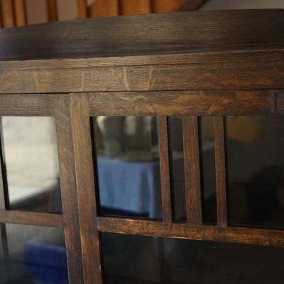 EARLY 1900'S CLASSIC STYLE OF ARTS AND CRAFTS GLASS DOOR CABINET/ QUARTER SAWN OAK/ OAK