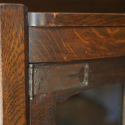 EARLY 1900'S CLASSIC STYLE OF ARTS AND CRAFTS GLASS DOOR CABINET/ QUARTER SAWN OAK/ OAK