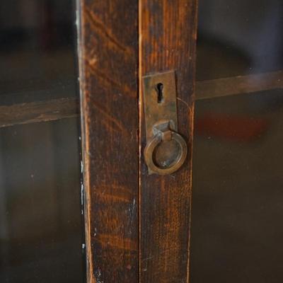 EARLY 1900'S CLASSIC STYLE OF ARTS AND CRAFTS GLASS DOOR CABINET/ QUARTER SAWN OAK/ OAK