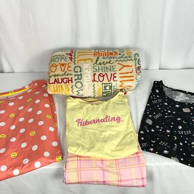 Lot B 425 Women’s Pajama sets & Family Throw (2X-3X)