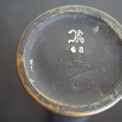 NORSE POTTERY OF EDGERTON, WI VINTAGE VASE OF 8 3/4" STAMPED 43
