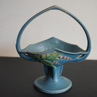 ROSEVILLE BLEEDING HEART PATTERN HANDLED BASKET 361- 12