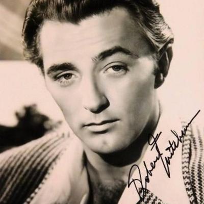 Robert Mitchum signed portrait photo 