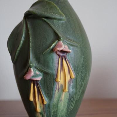 STUNNING DOOR STUDIO DARK SAGE MATT GLAZE/ FUCHSIA FLORA APPLIED W/FOLIAGE. 8" VASE