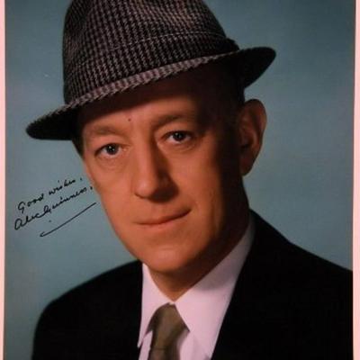 Alec Guinness signed portrait photo 