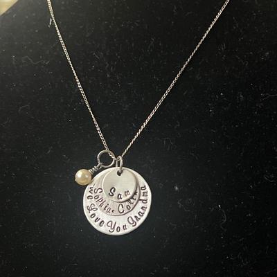 Silver toned we love you grandma necklace