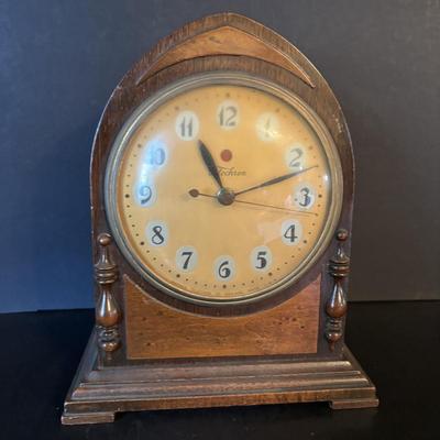 LOT 105: Electric Shelf Clock Collection: Sessions, Hammond, and Telechron