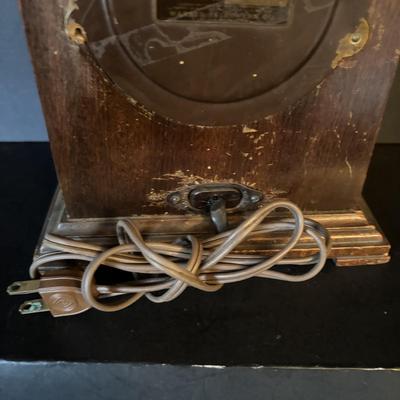 LOT 105: Electric Shelf Clock Collection: Sessions, Hammond, and Telechron
