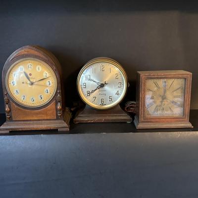 LOT 105: Electric Shelf Clock Collection: Sessions, Hammond, and Telechron