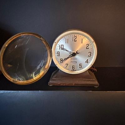 LOT 105: Electric Shelf Clock Collection: Sessions, Hammond, and Telechron