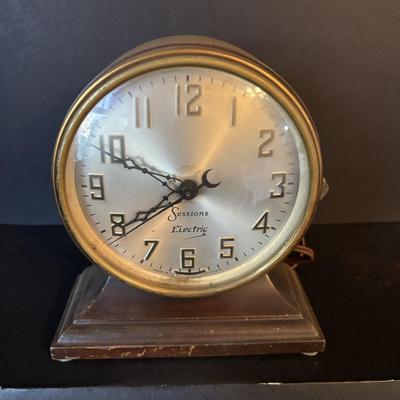 LOT 105: Electric Shelf Clock Collection: Sessions, Hammond, and Telechron