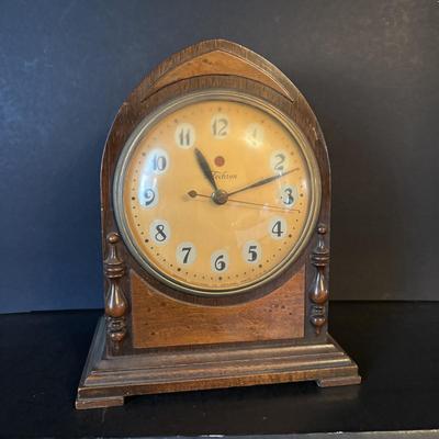 LOT 105: Electric Shelf Clock Collection: Sessions, Hammond, and Telechron