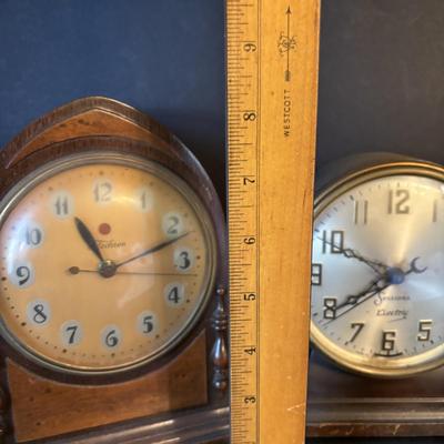 LOT 105: Electric Shelf Clock Collection: Sessions, Hammond, and Telechron