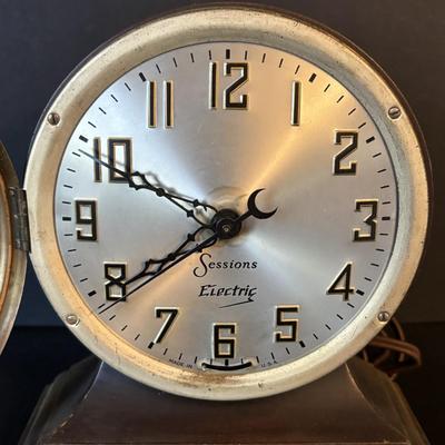 LOT 105: Electric Shelf Clock Collection: Sessions, Hammond, and Telechron