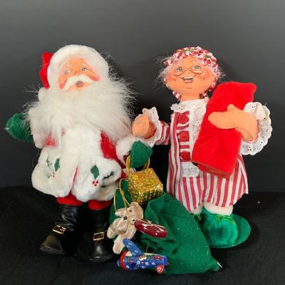 LOT 166: Annalee Holiday Dolls Santa Claus with a Bag Full of Toys and Mrs Claus