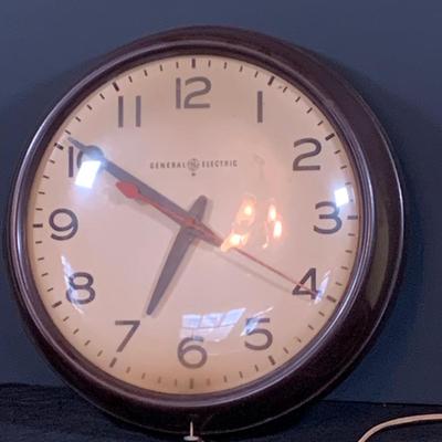 LOT 186: General Electric Large Bubble Glass Electric Wall Clock Model 2912B