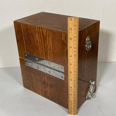 LOT 256: U.S. Clock, Message Center, M2 in Wooden Travel Box 769828 with Key