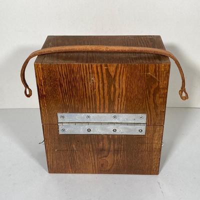 LOT 256: U.S. Clock, Message Center, M2 in Wooden Travel Box 769828 with Key